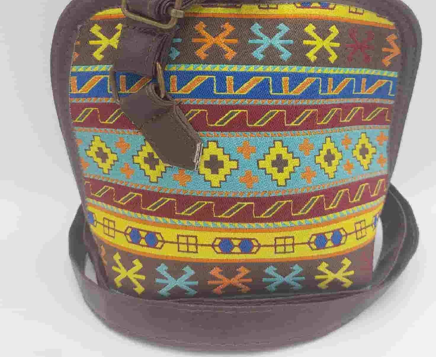 تصویر 1 از کیف گلیمی سیرجان با الهام از نقوش منطقه ای و بیان فرهنگی اصیل